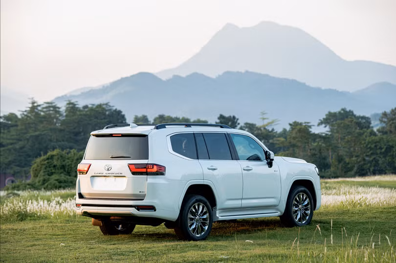Toyota Land Cruiser Hybrid giá 4,71 tỷ đồng: đắt hay hợp lý?