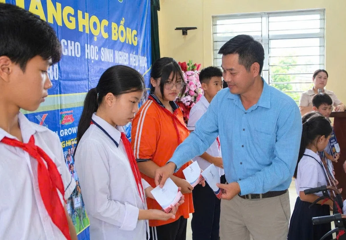 Doanh nghiệp lớn trao học bổng: Khi tập đoàn bước vào lớp học