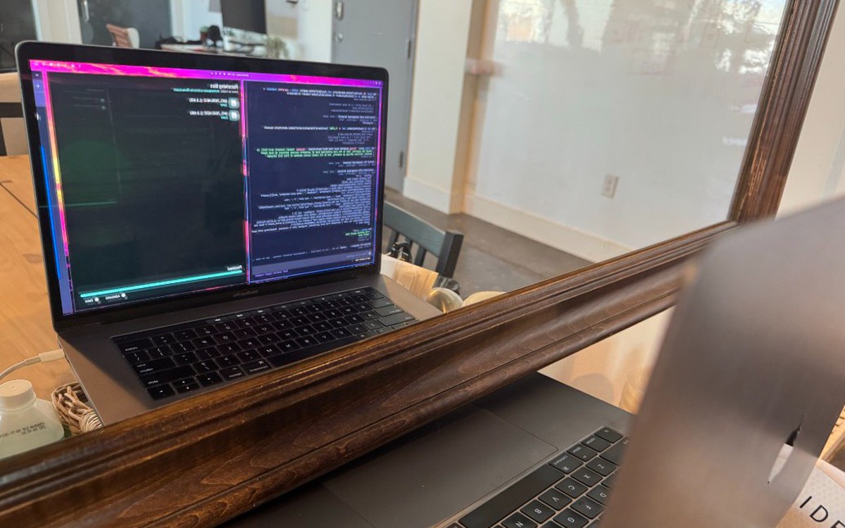MacBook cũ tự soi gương, AI chỉnh driver GPU AMD: bước ngoặt bảo trì laptop