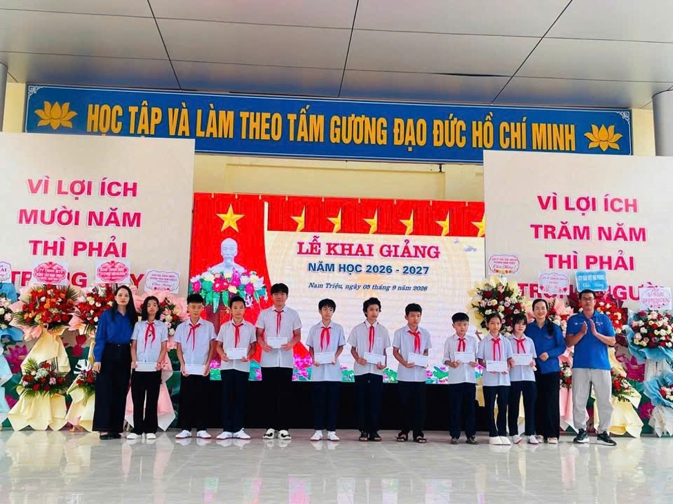Các công ty năng lượng và dầu khí hỗ trợ học sinh khó khăn