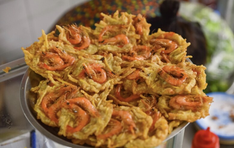 Bánh giầy, bò né và sức hấp dẫn khó cưỡng của ẩm thực đường phố Việt