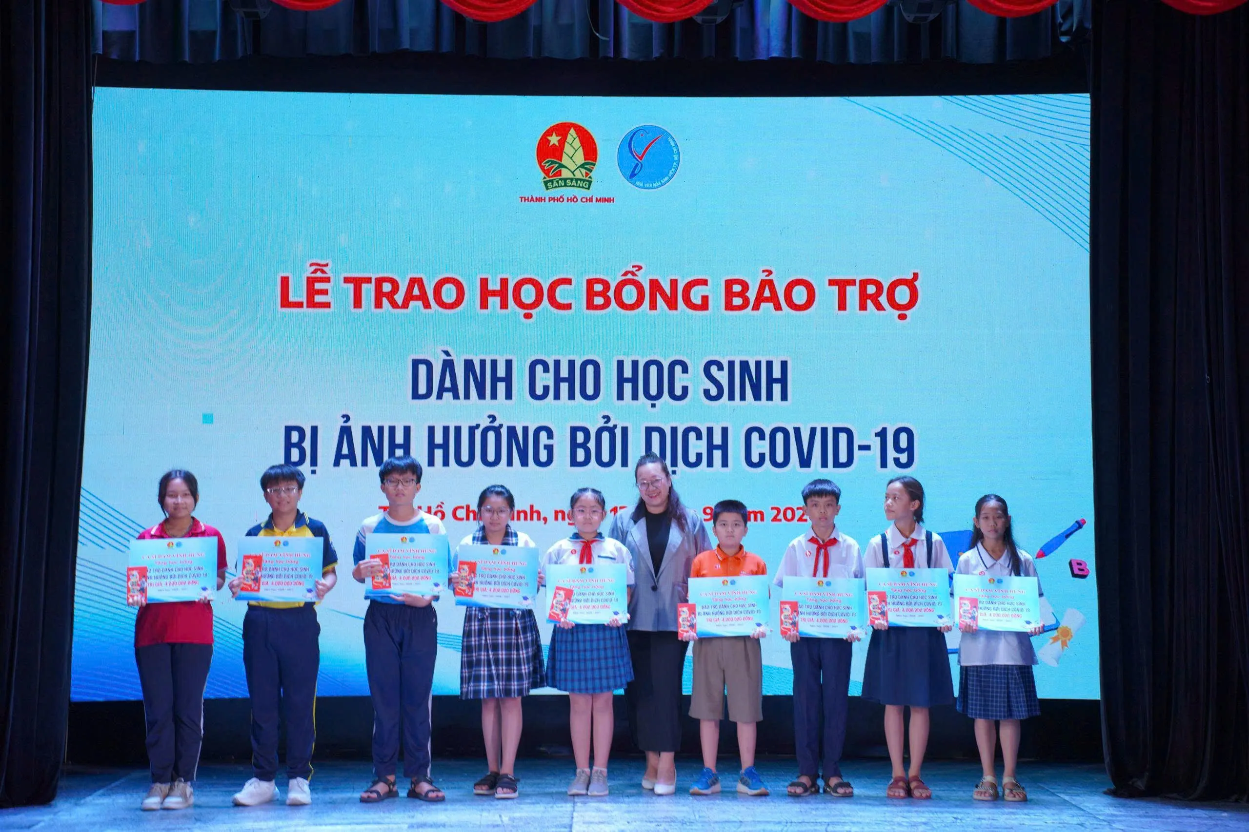 Hơn 1 tỷ đồng học bổng chắp cánh học sinh mồ côi vì Covid