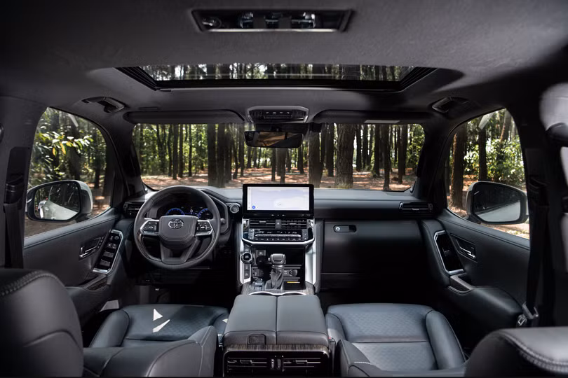 Toyota Land Cruiser Hybrid giá 4,71 tỷ đồng: đắt hay hợp lý?