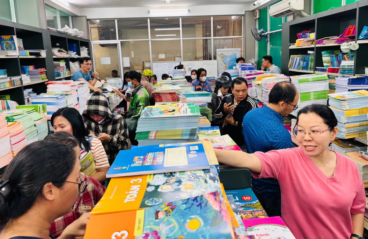 Sách giáo khoa cung vượt cầu nhưng học sinh vẫn thiếu: nghịch lý và lối ra từ chính các trường
