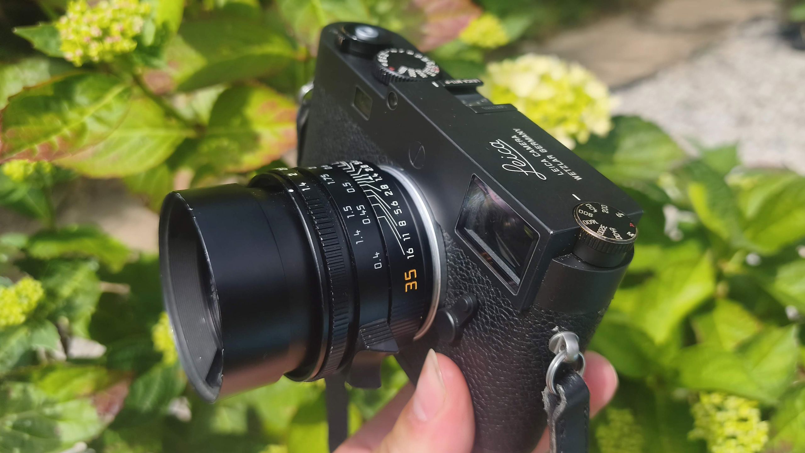 Ống kính prime nhỏ gọn cho nhiếp ảnh du lịch: Panasonic 20mm f/2.5 vs Leica 35mm Summilux