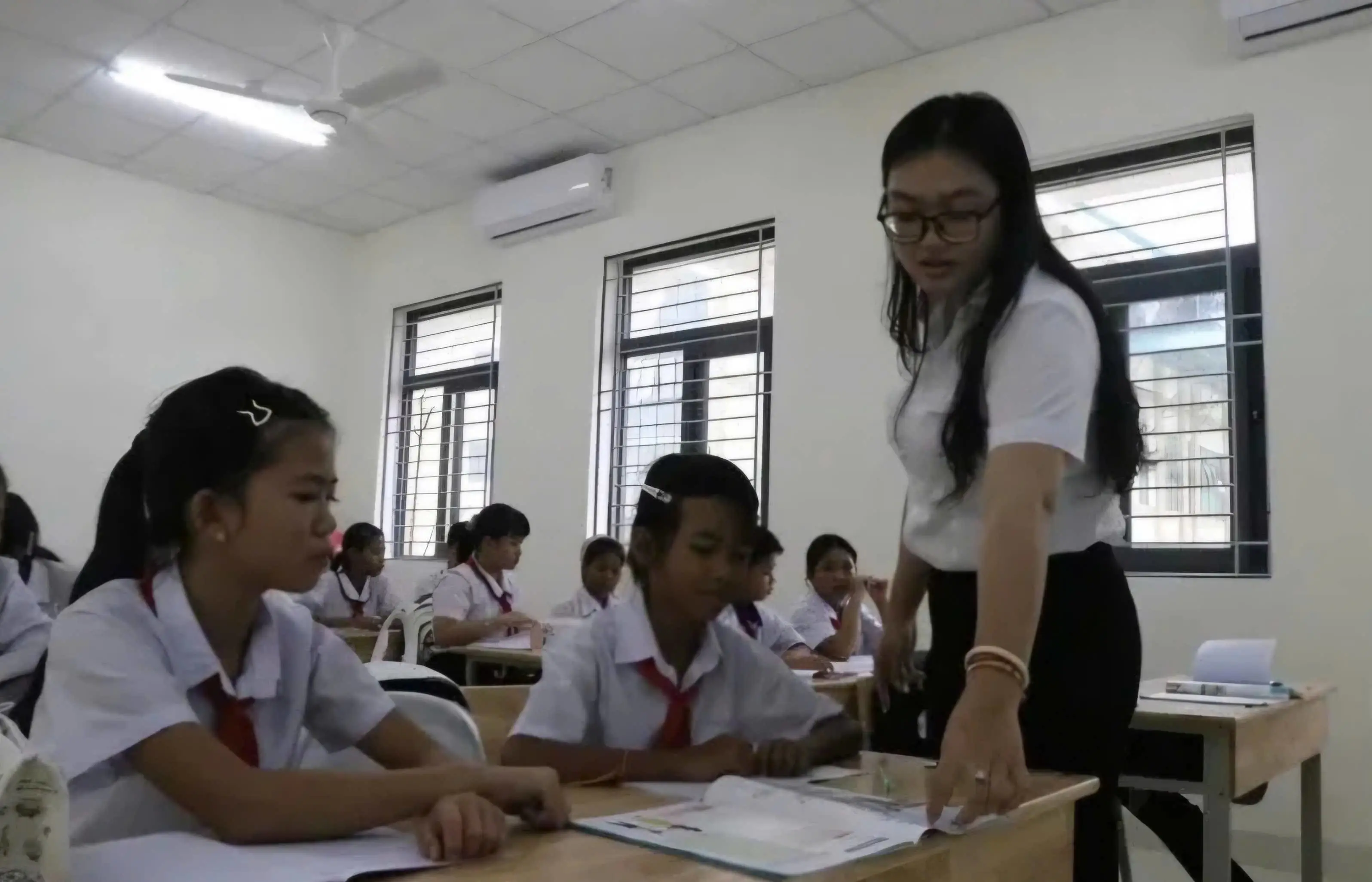 Thiếu sách giáo khoa kéo dài: Phụ huynh xoay xở, hệ thống lúng túng