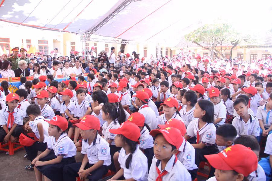 Trao xe đạp cho học sinh khó khăn: chiếc chìa khóa mở cửa lớp học
