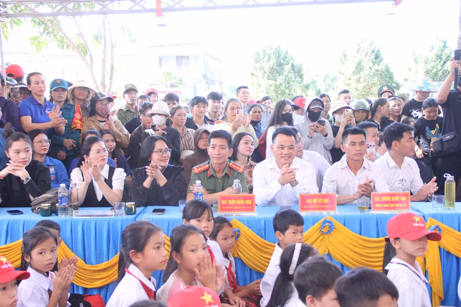 Trao xe đạp cho học sinh khó khăn: chiếc chìa khóa mở cửa lớp học