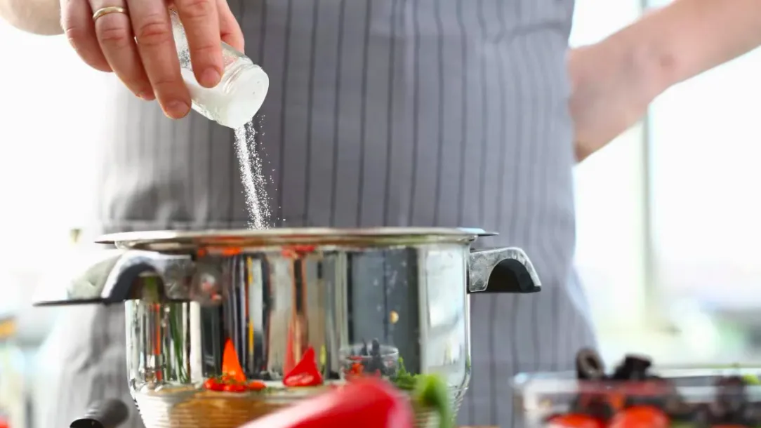 Giảm muối trong bữa ăn hằng ngày: 3 nguyên tắc đơn giản bác sĩ khuyến cáo