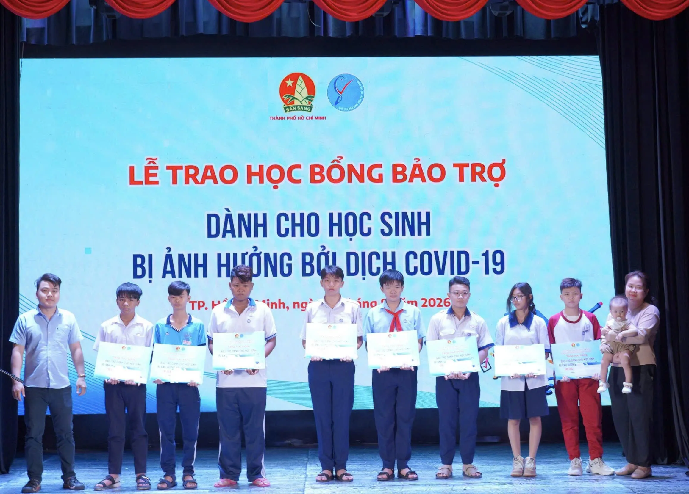 Hơn 1 tỷ đồng học bổng chắp cánh học sinh mồ côi vì Covid