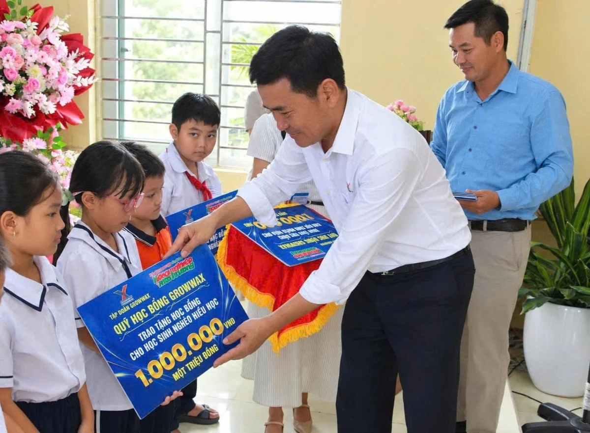 Doanh nghiệp lớn trao học bổng: Khi tập đoàn bước vào lớp học