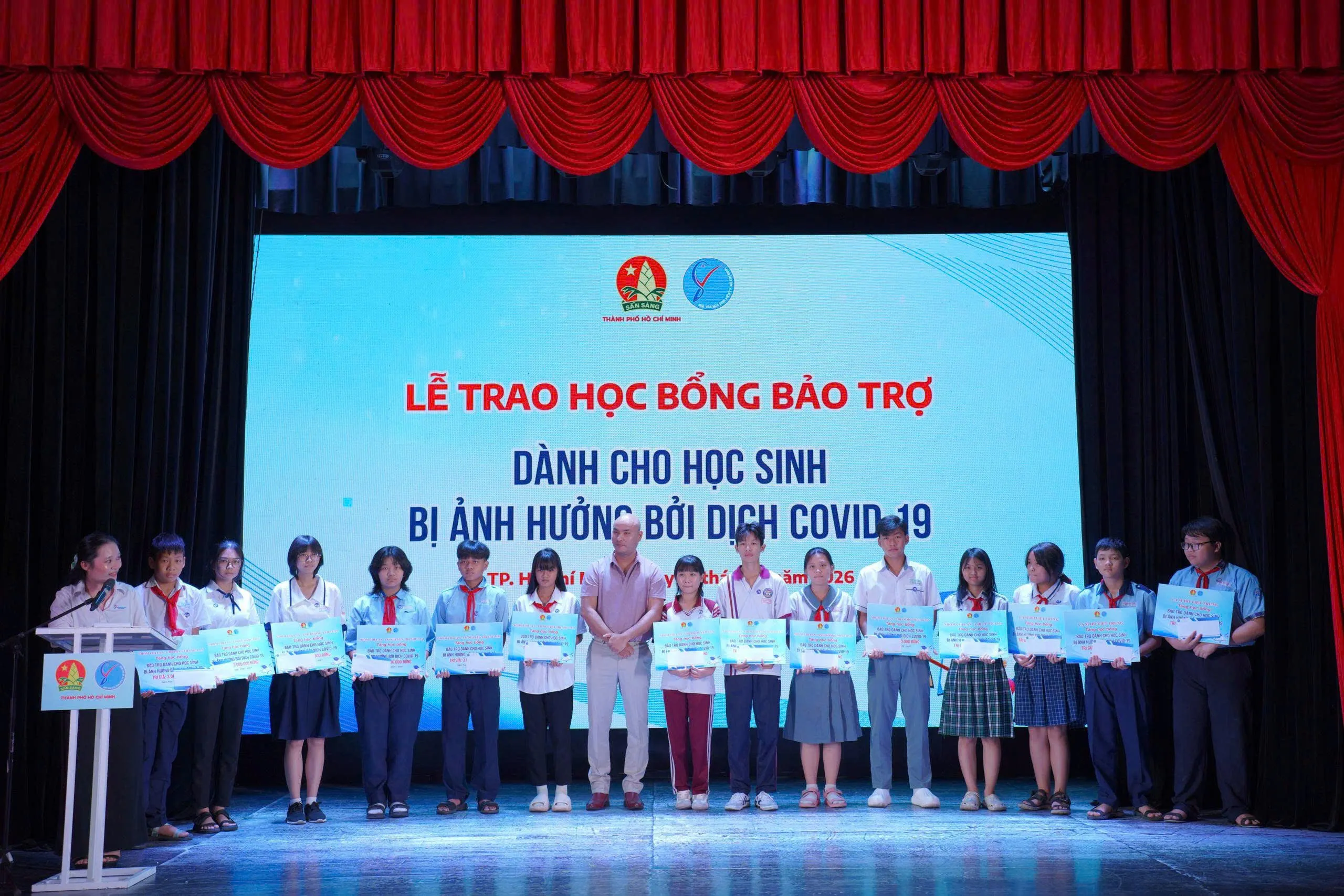 Hơn 1 tỷ đồng học bổng chắp cánh học sinh mồ côi vì Covid