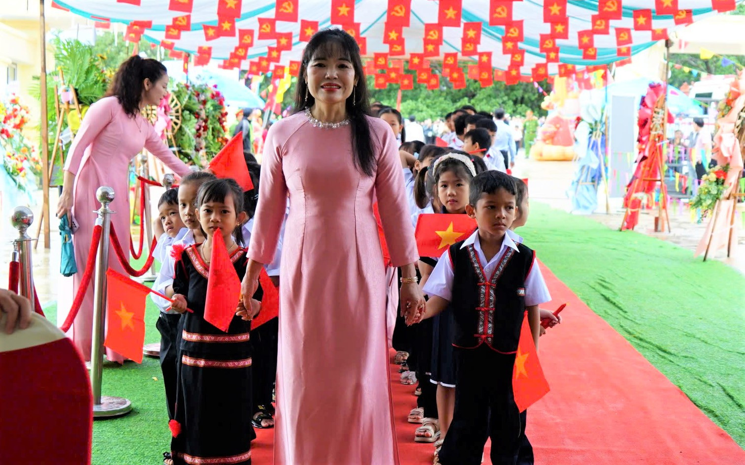 Gia Lai siết trách nhiệm Chủ tịch xã để giữ chân học sinh nghèo