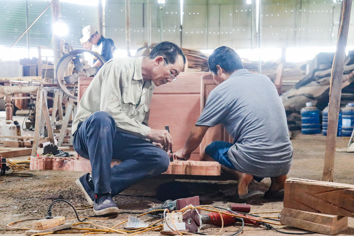 Từ nghề mộc truyền thống đến cơ sở gia công gỗ hiện đại