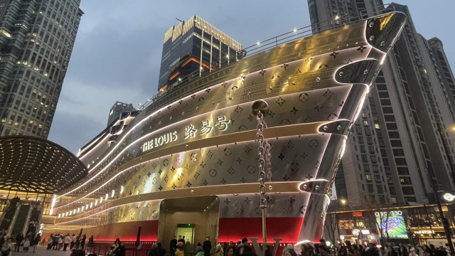 Louis Vuitton Mất Điểm Tại Trung Quốc: Khi Pháp Lý Đụng Văn Hóa Và Nhu Cầu Xa Xỉ Lao Dốc
