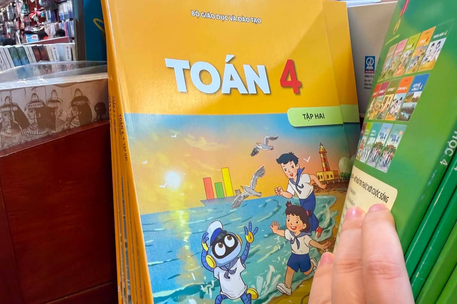 Sách giáo khoa vượt chỉ tiêu nhưng vẫn thiếu trên tay học sinh