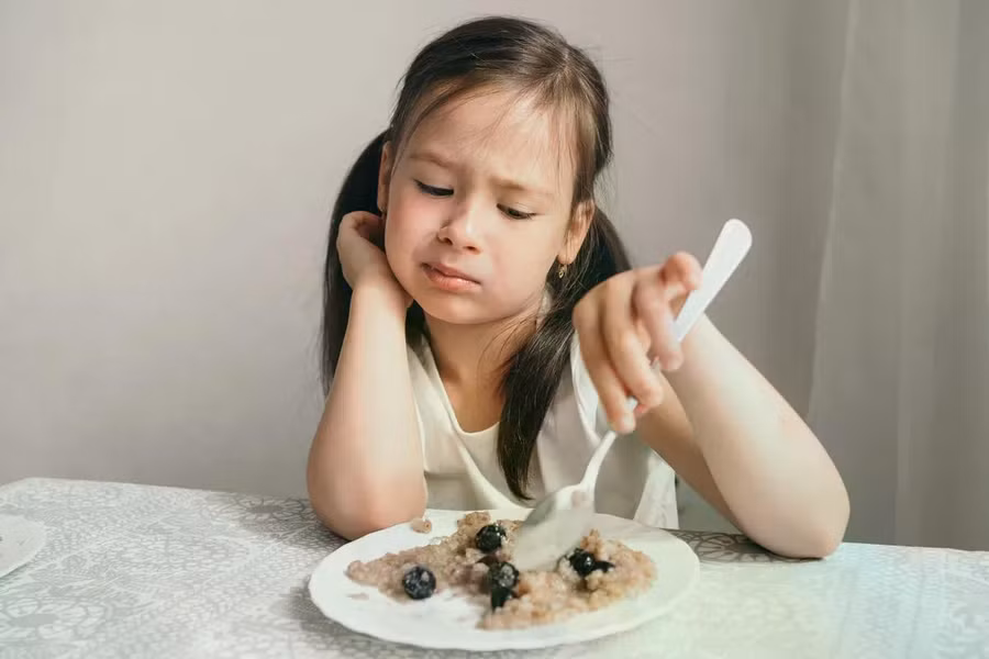 Khi con từ chối ăn cơm: đổi quát mắng lấy hợp tác