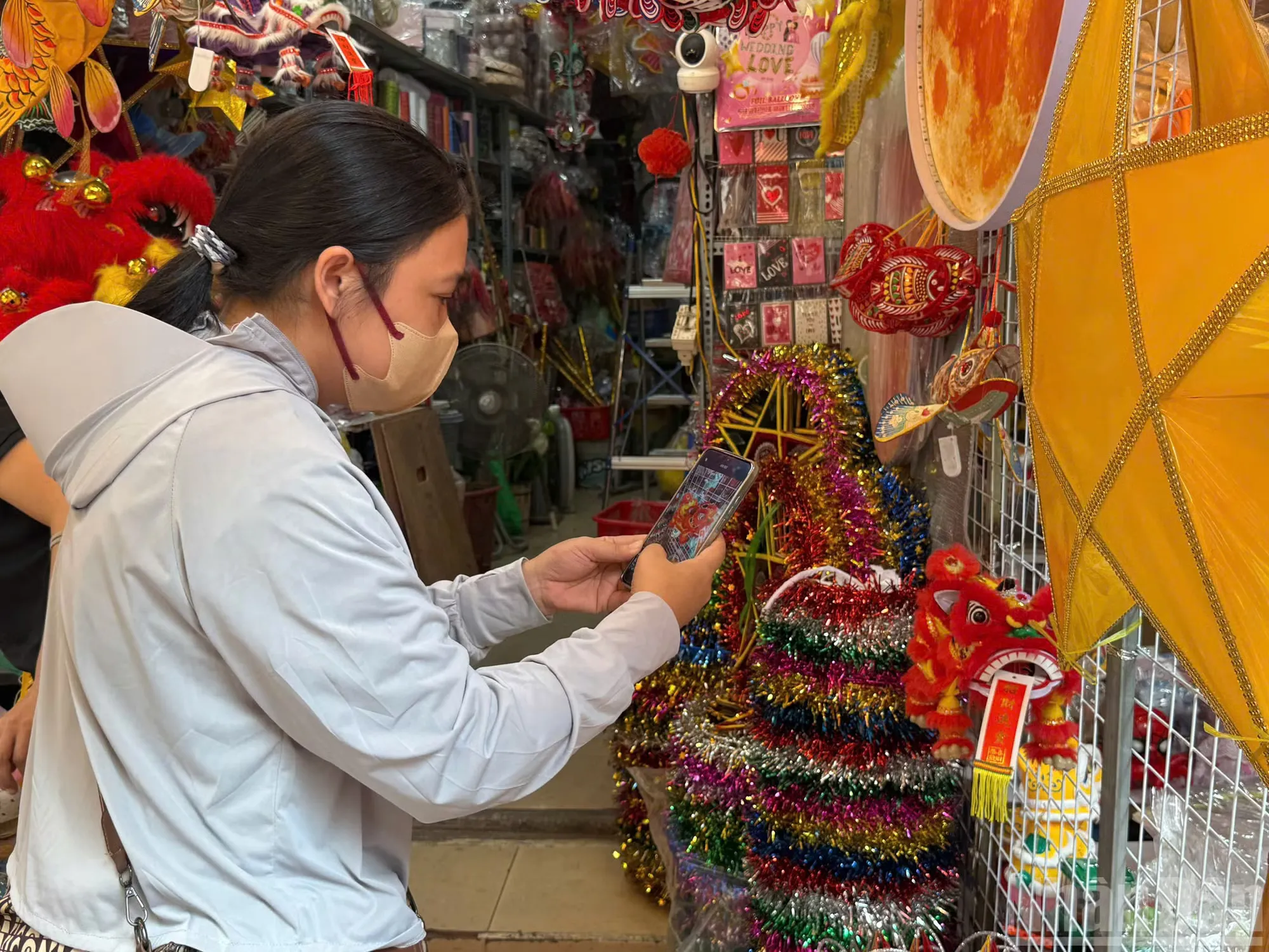 Chụp ảnh Trung thu trên phố Hàng Mã: Giữ hồn truyền thống giữa Hà Nội hiện đại