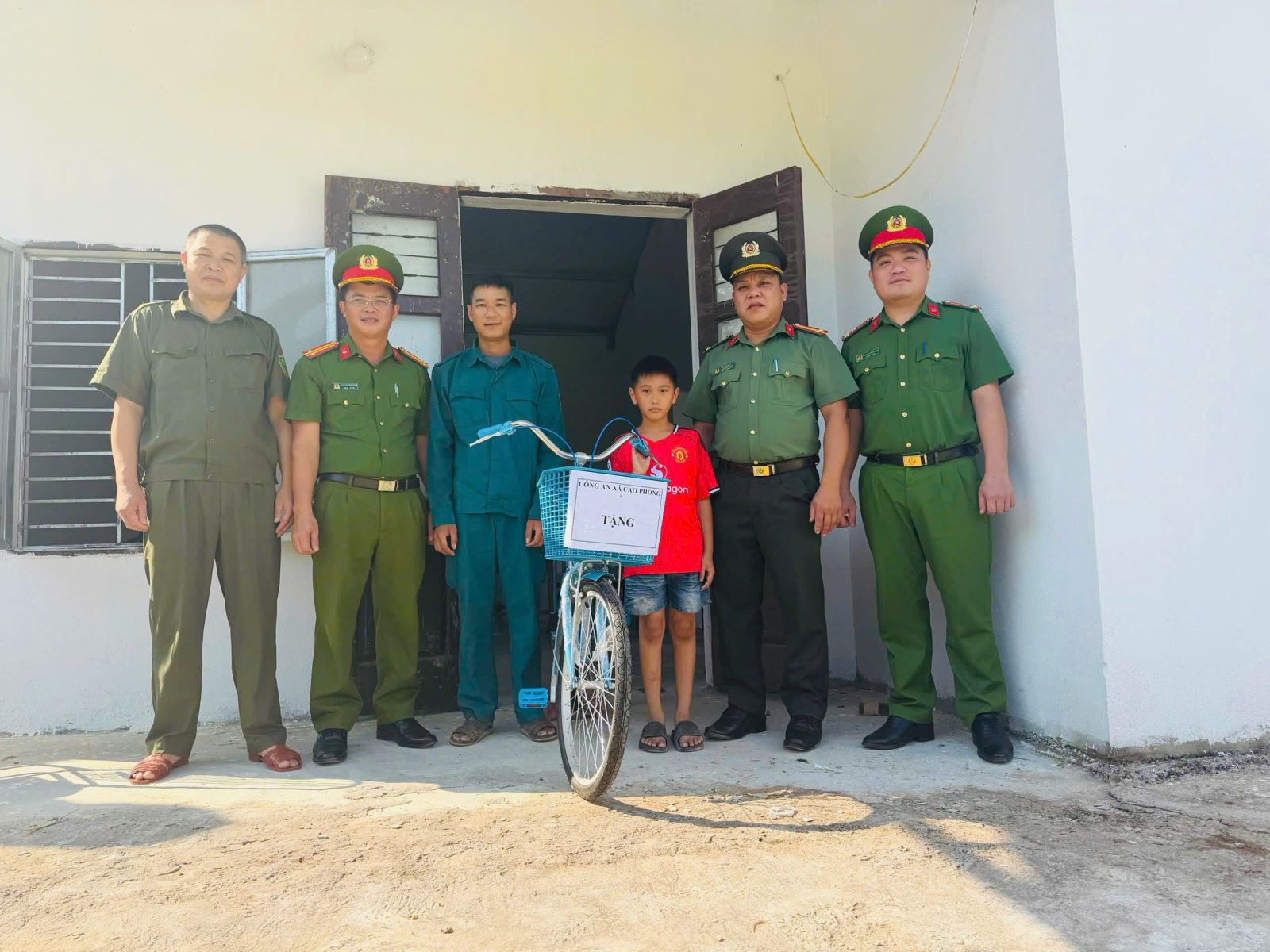 Khi xe đạp và đồng phục trở thành tấm vé đến trường