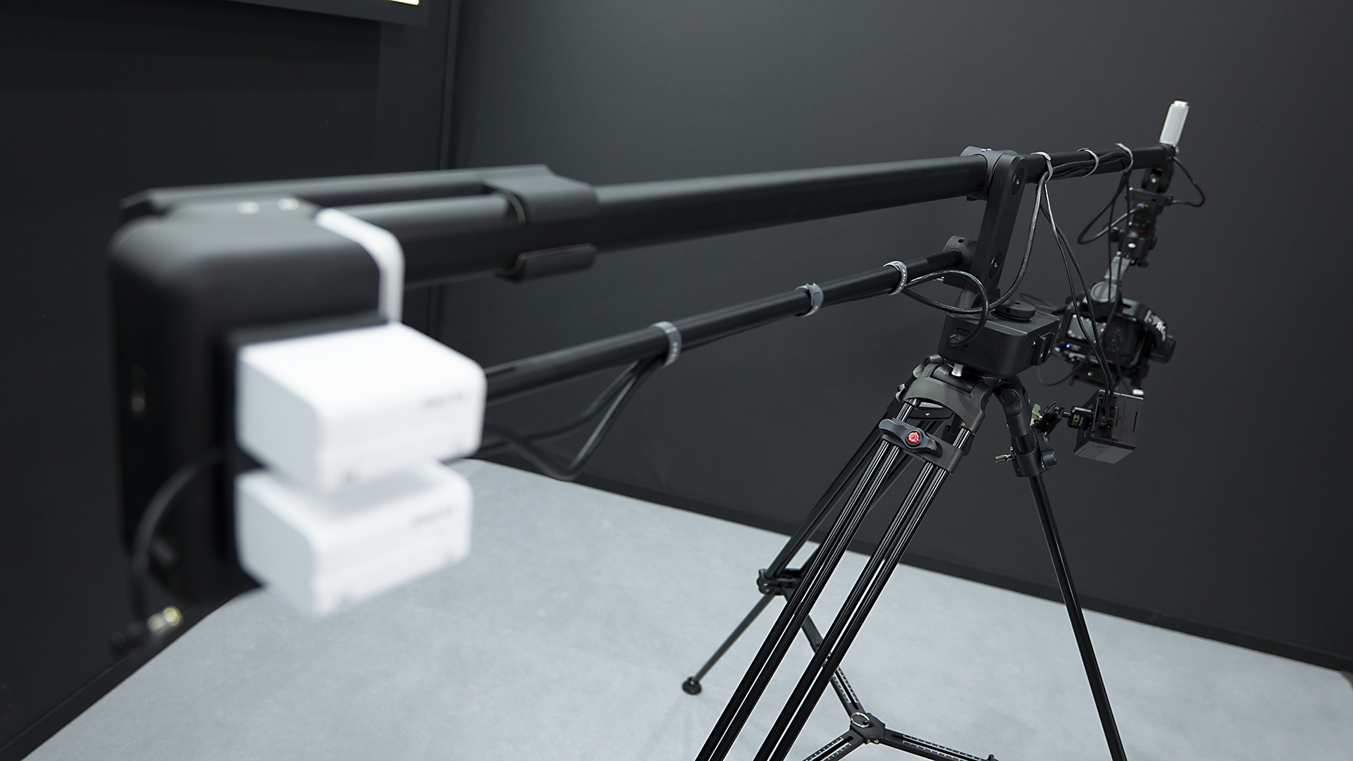 So sánh Zhiyun Weebill 5 và RAUBAY KINETIX cho quay phim chuyên nghiệp