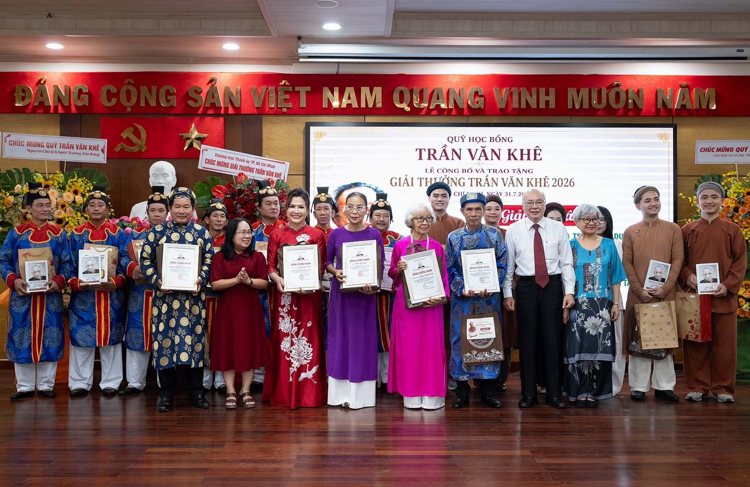 Thời trang kể chuyện di sản: Từ sân Văn Miếu tới sàn diễn di sản