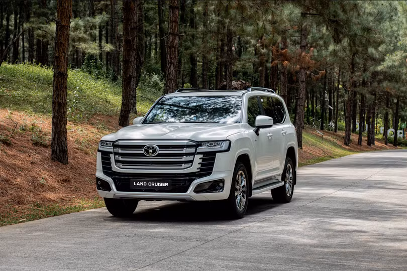 Toyota Land Cruiser Hybrid giá 4,71 tỷ đồng: đắt hay hợp lý?