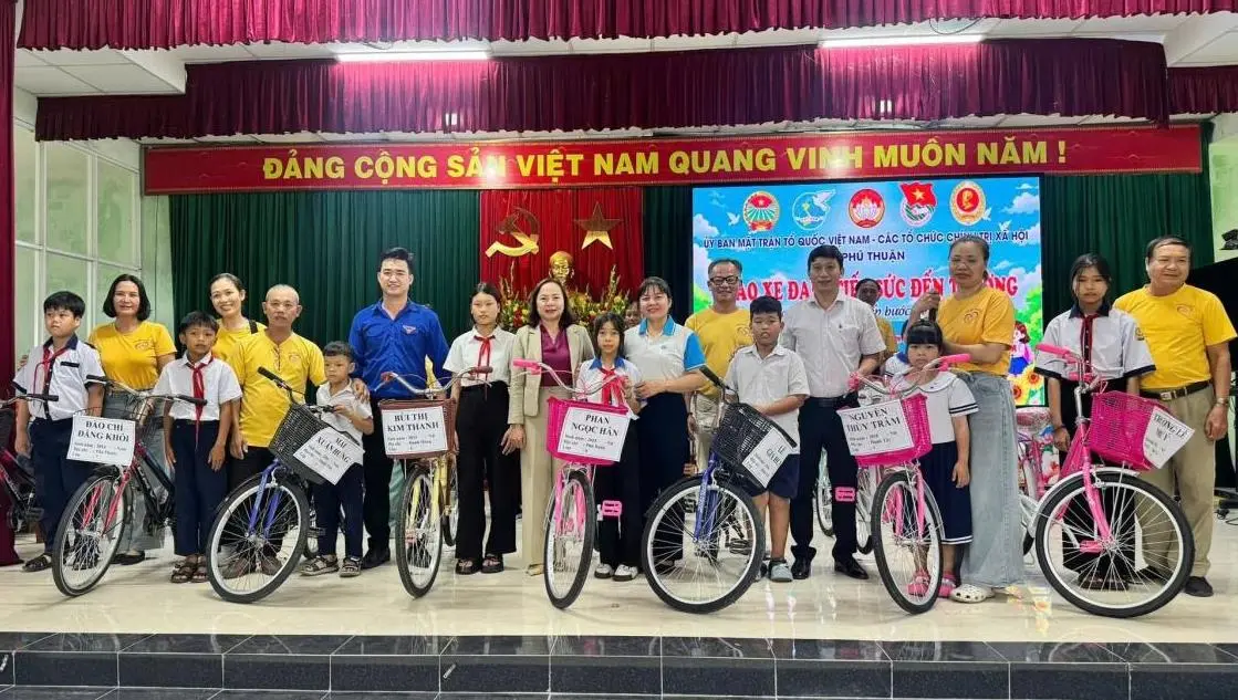Trao xe đạp cho học sinh khó khăn: chiếc chìa khóa mở cửa lớp học