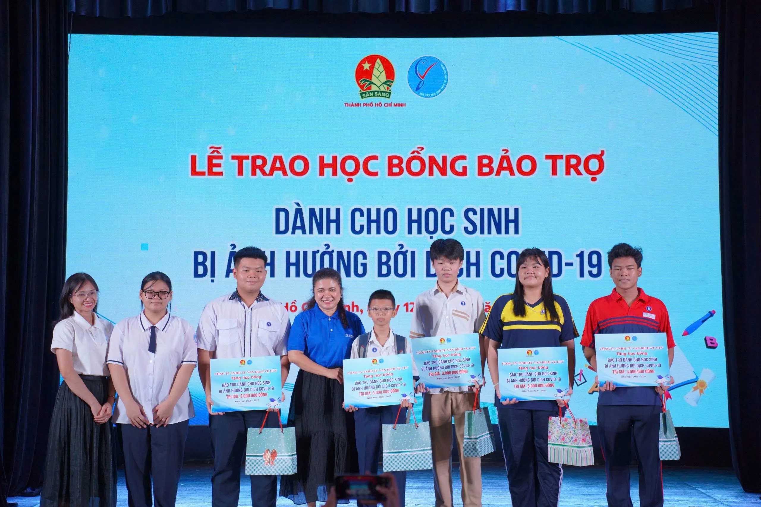 Hơn 1 tỷ đồng học bổng chắp cánh học sinh mồ côi vì Covid