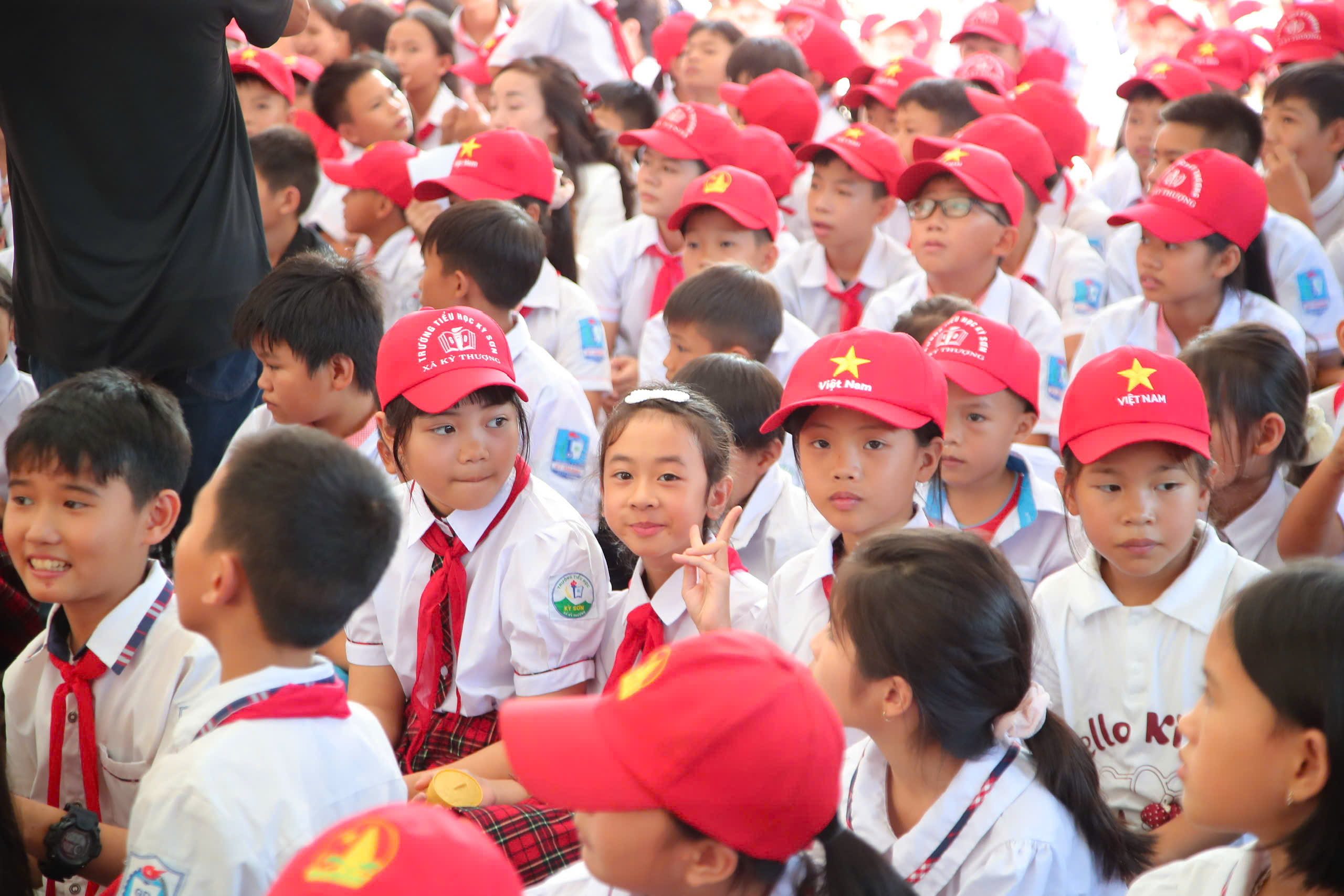 Những chương trình tiếp sức giúp học sinh khó khăn vững bước đến trường