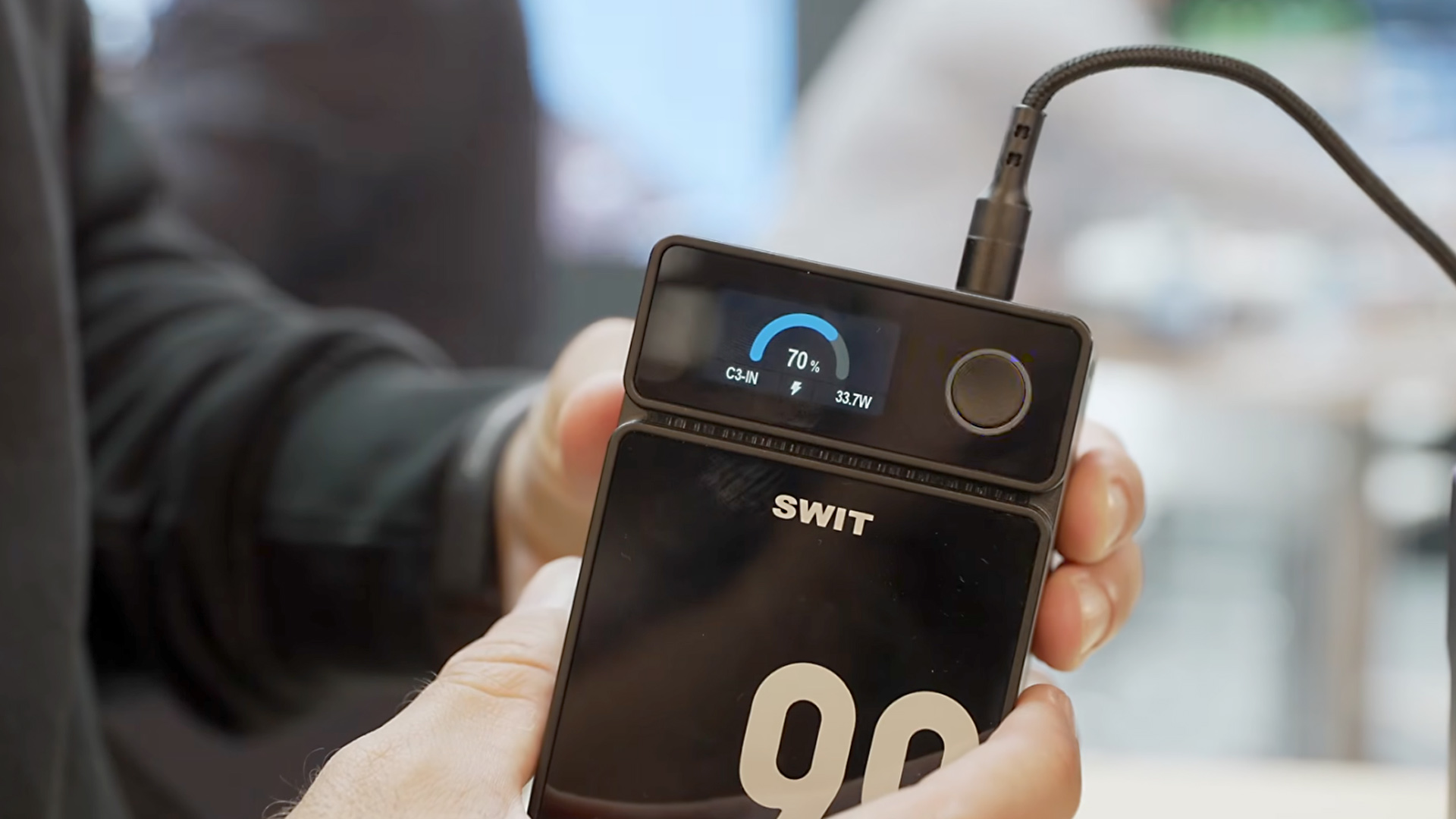 Giải pháp nguồn điện di động cho quay phim: SWIT OMNI 2 vs SmallRig Nano