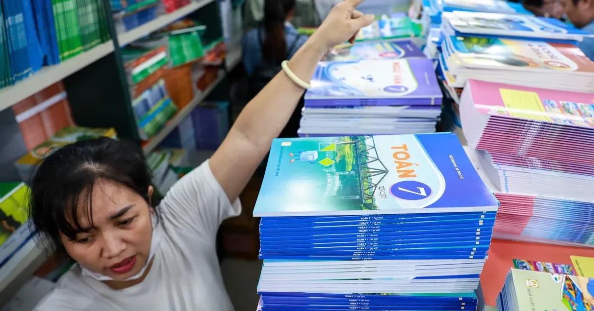 Bộ Giáo dục chỉ đạo nóng giải quyết thiếu sách giáo khoa: ai được hưởng lợi?