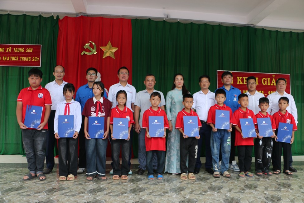 Các công ty năng lượng và dầu khí hỗ trợ học sinh khó khăn
