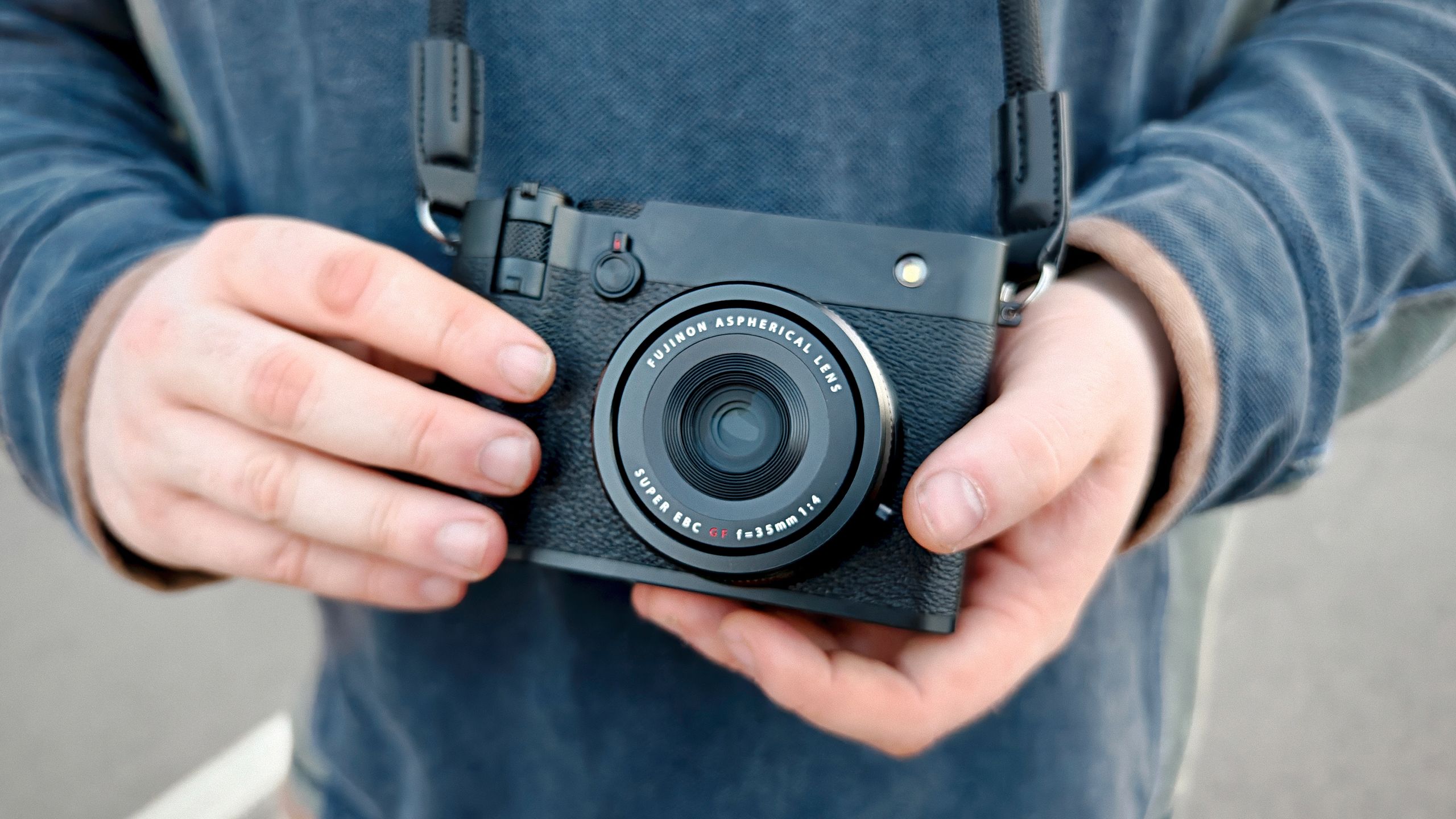 Nên Chọn Fujifilm Máy Ảnh Nào? GFX100RF Hay X Series