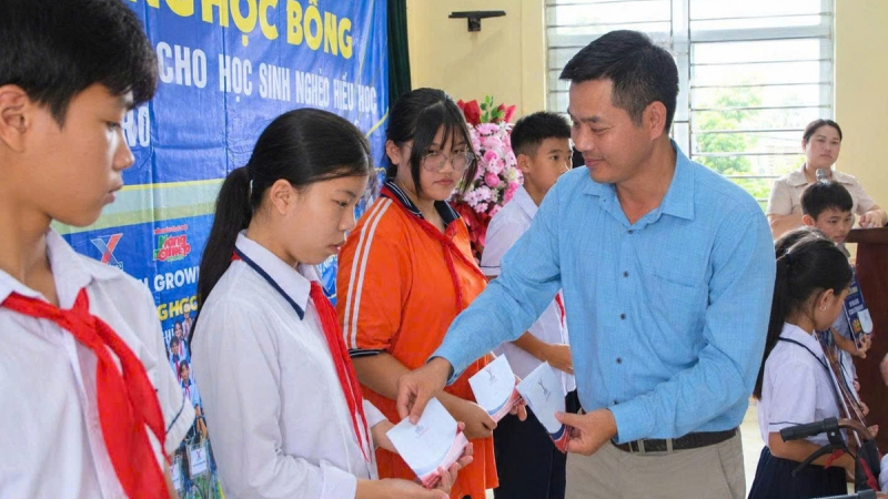 Doanh nghiệp lớn trao học bổng: Khi tập đoàn bước vào lớp học