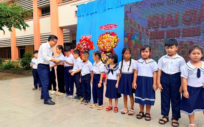 Học bổng doanh nghiệp năng lượng: Từ thiện hay chiến lược phát triển cộng đồng?