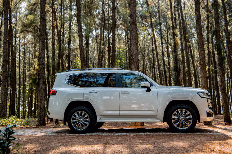 Toyota Land Cruiser Hybrid giá 4,71 tỷ đồng: đắt hay hợp lý?
