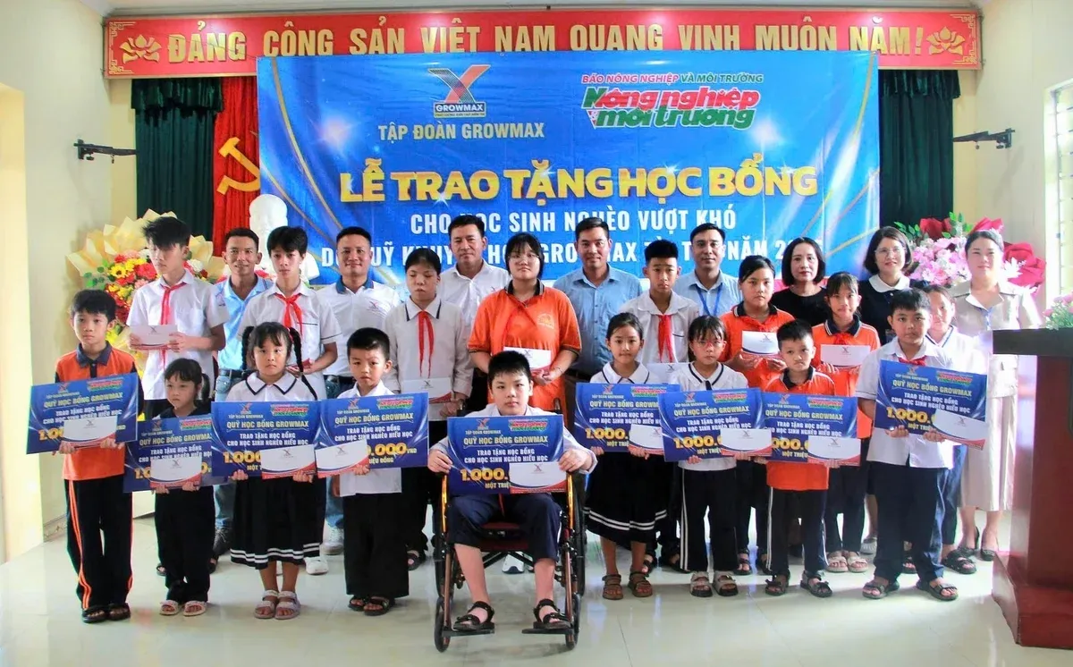 Doanh nghiệp lớn trao học bổng: Khi tập đoàn bước vào lớp học