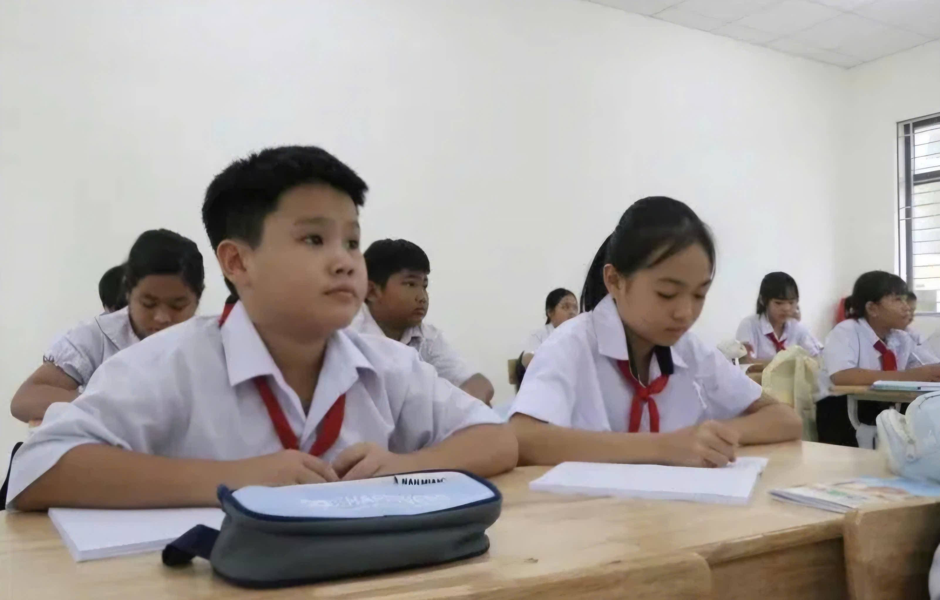 Thiếu sách giáo khoa kéo dài: Phụ huynh xoay xở, hệ thống lúng túng