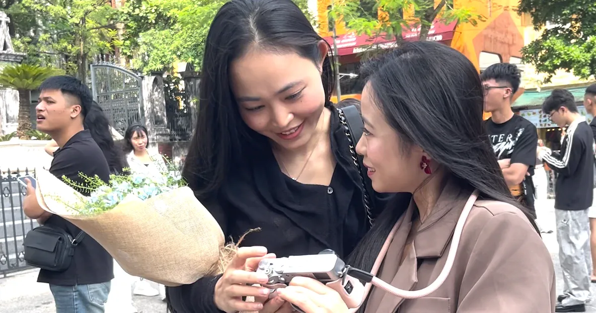 Mùa thu Hà Nội qua ống kính giới trẻ: săn ảnh những khoảnh khắc bình yên trên phố