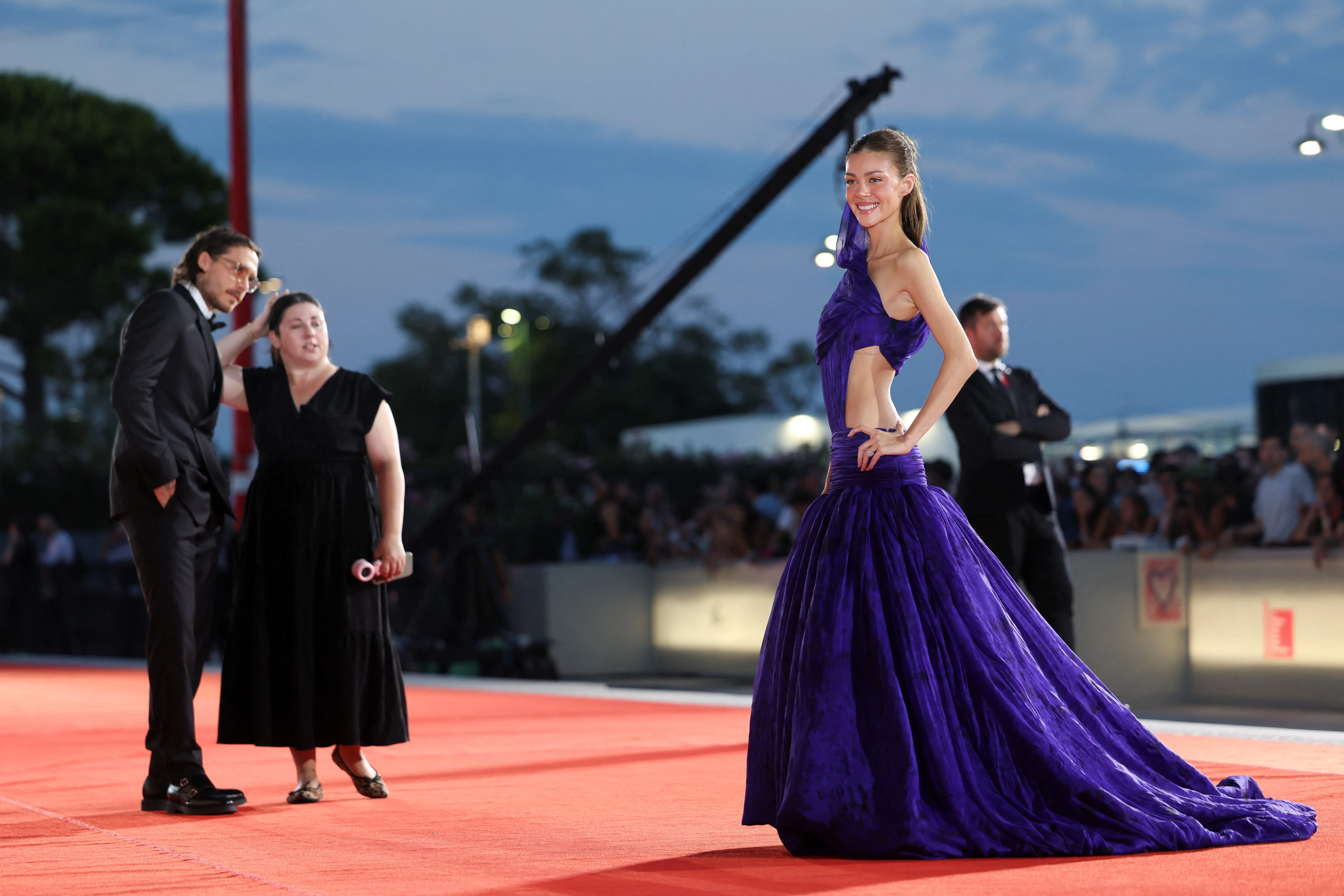 Nicola Peltz và Robert Pattinson tái định nghĩa phong cách thảm đỏ Venice