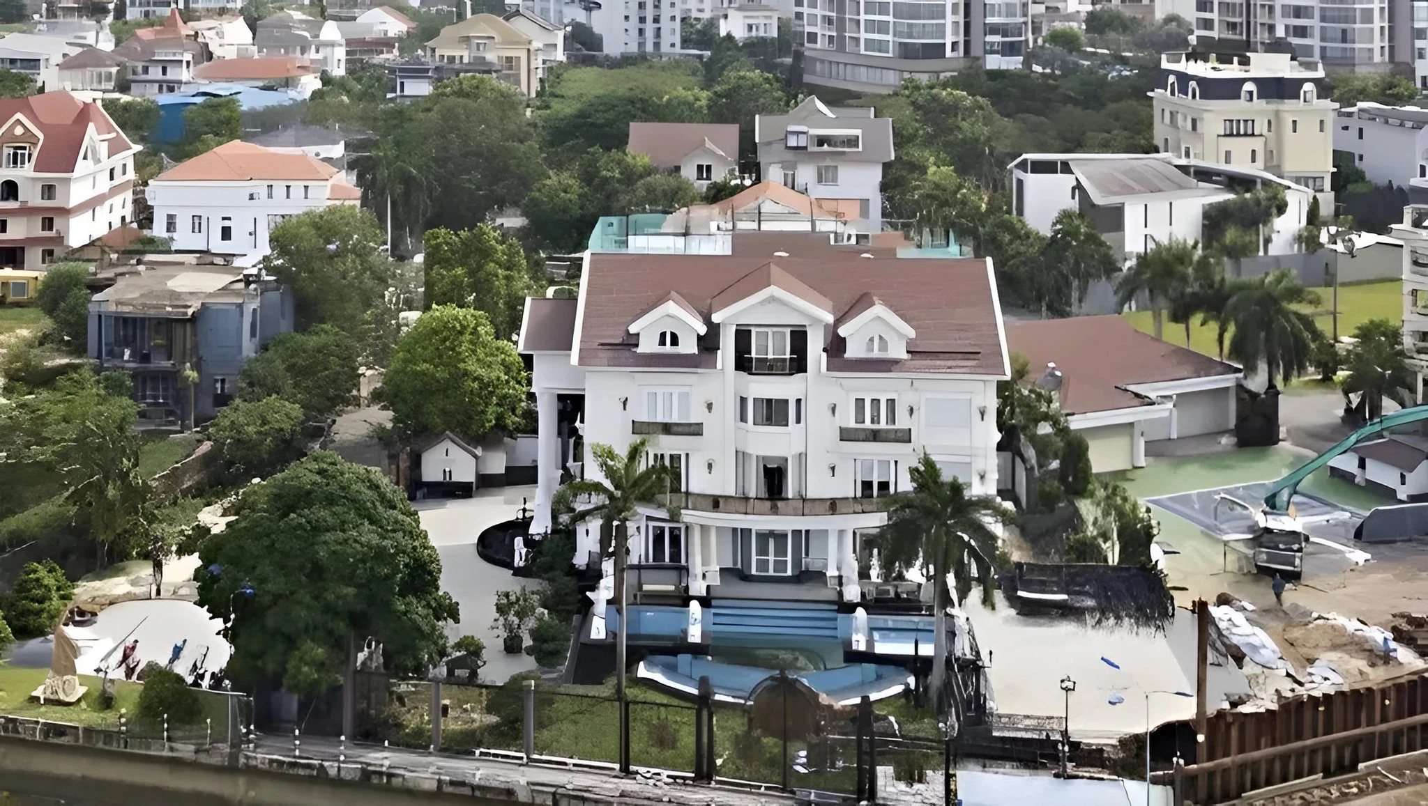 Bên trong dinh thự 2.500 m² ven sông: Ngôn ngữ sống của giới siêu giàu