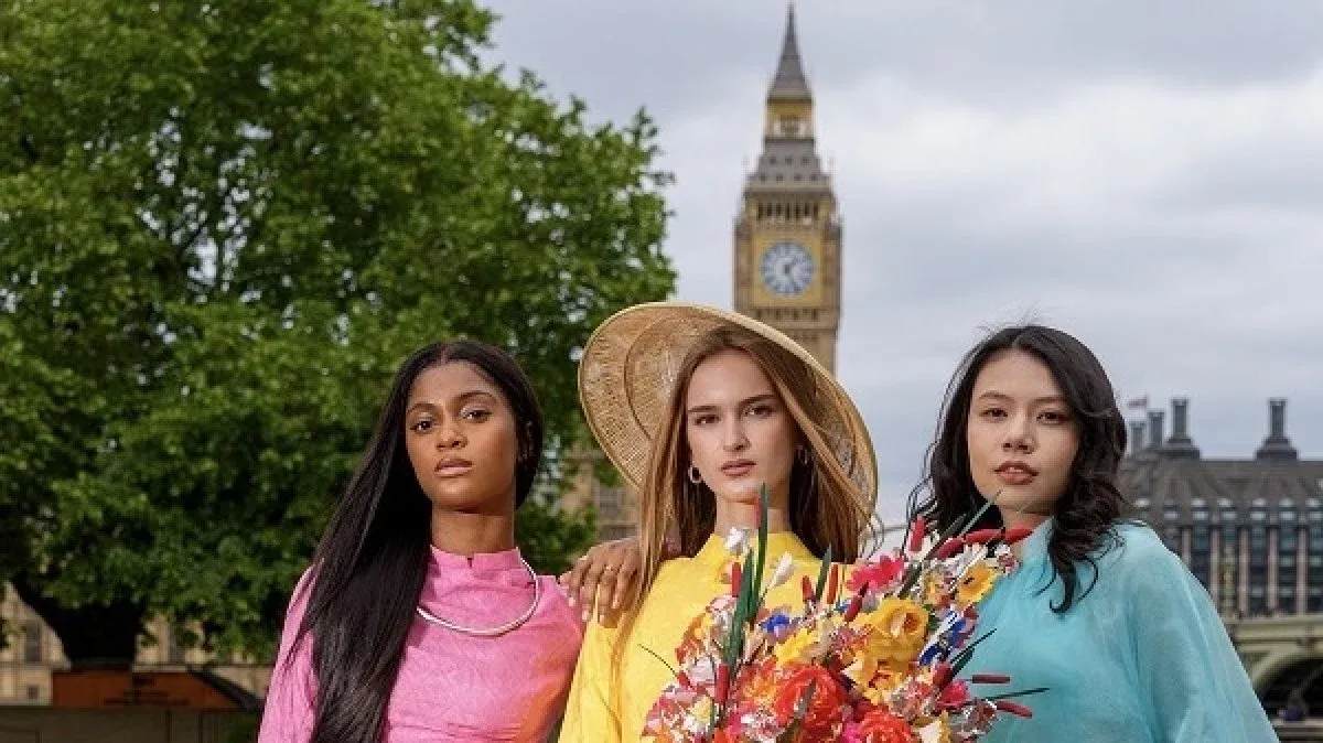 Áo dài có sân chơi riêng tại London Fashion Week