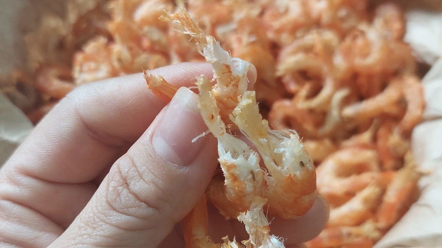 Chọn tôm khô ngon và an toàn: Đừng chỉ nhìn màu sắc