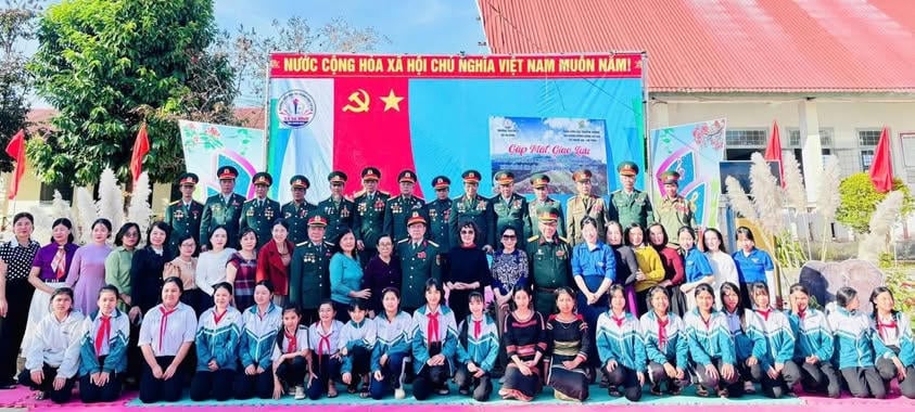Những thầy cô giáo vùng cao gánh chữ qua rừng núi