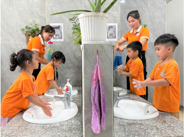 Tay chân miệng gia tăng khi trẻ trở lại trường: Cha mẹ phải chủ động bảo vệ con