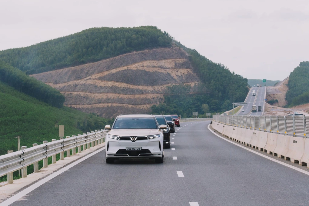 Hành trình xuyên Việt 1.800 km bằng xe điện: từ hoài nghi đến tin tưởng
