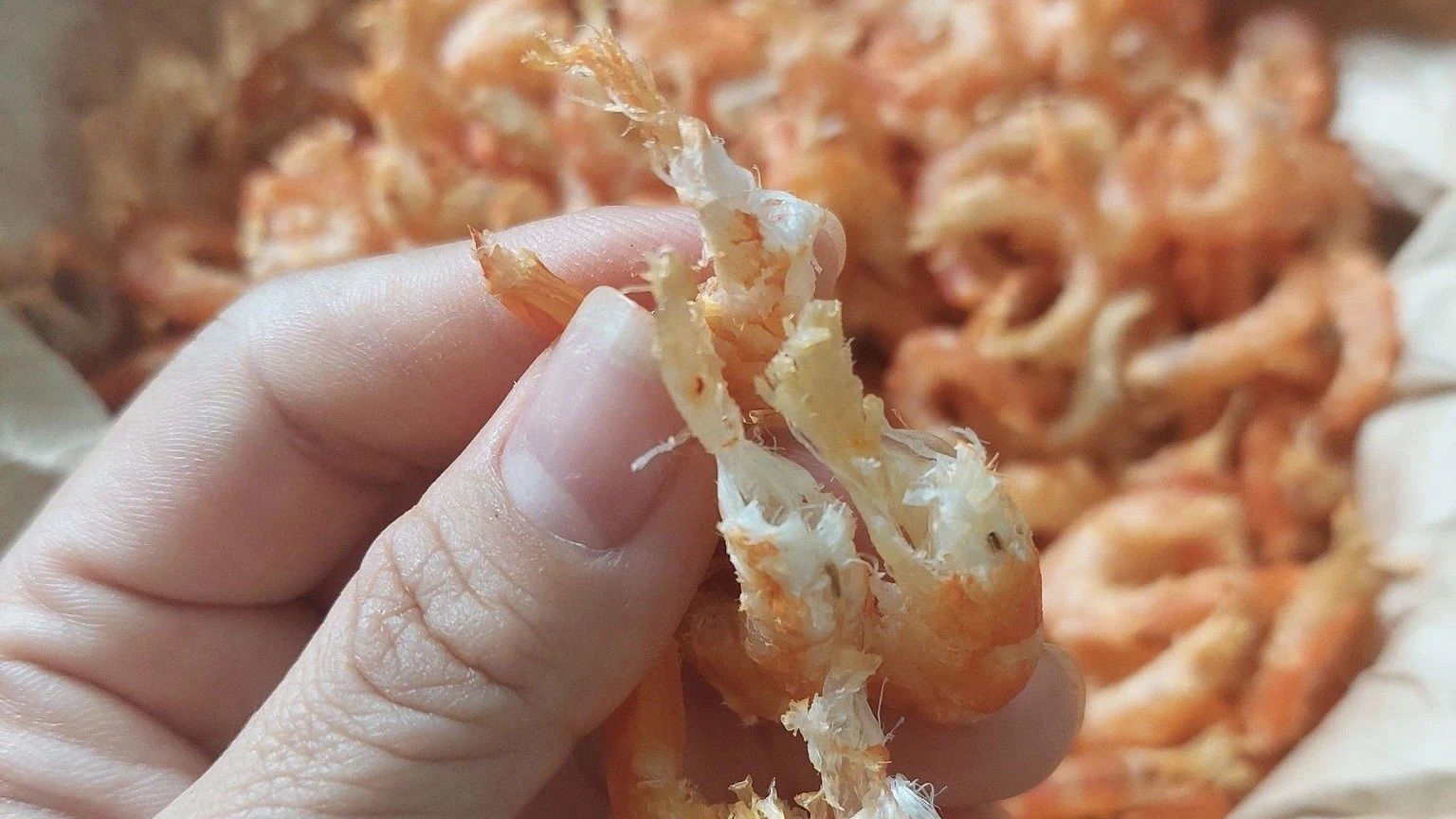 Chọn tôm khô ngon và an toàn: Đừng chỉ nhìn màu sắc