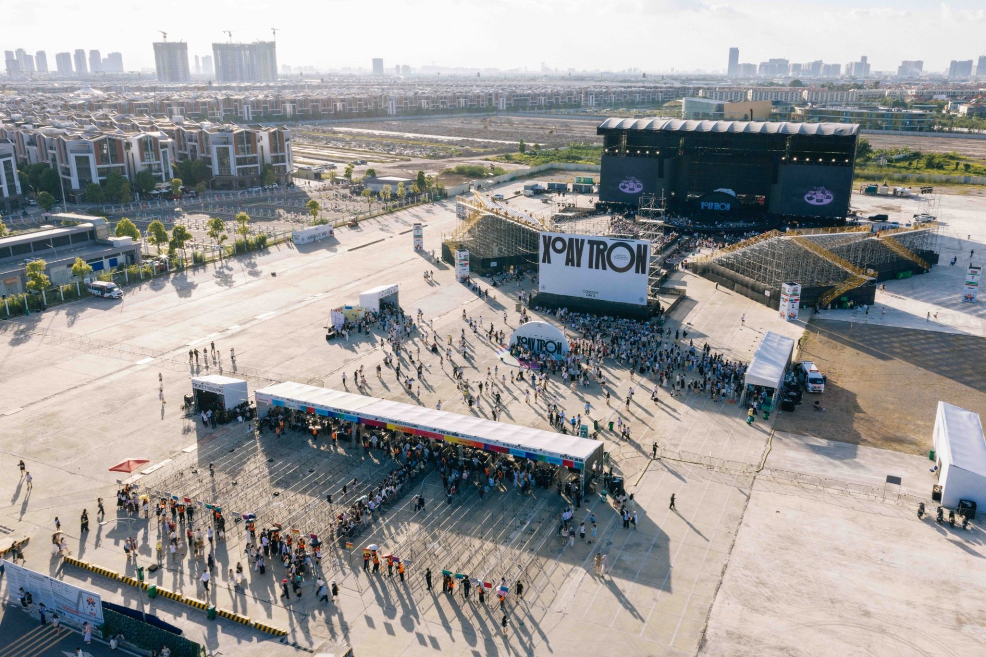 Sân khấu xoay 360 độ và âm thanh quốc tế tại Xoay Tròn Concert của Hoàng Dũng