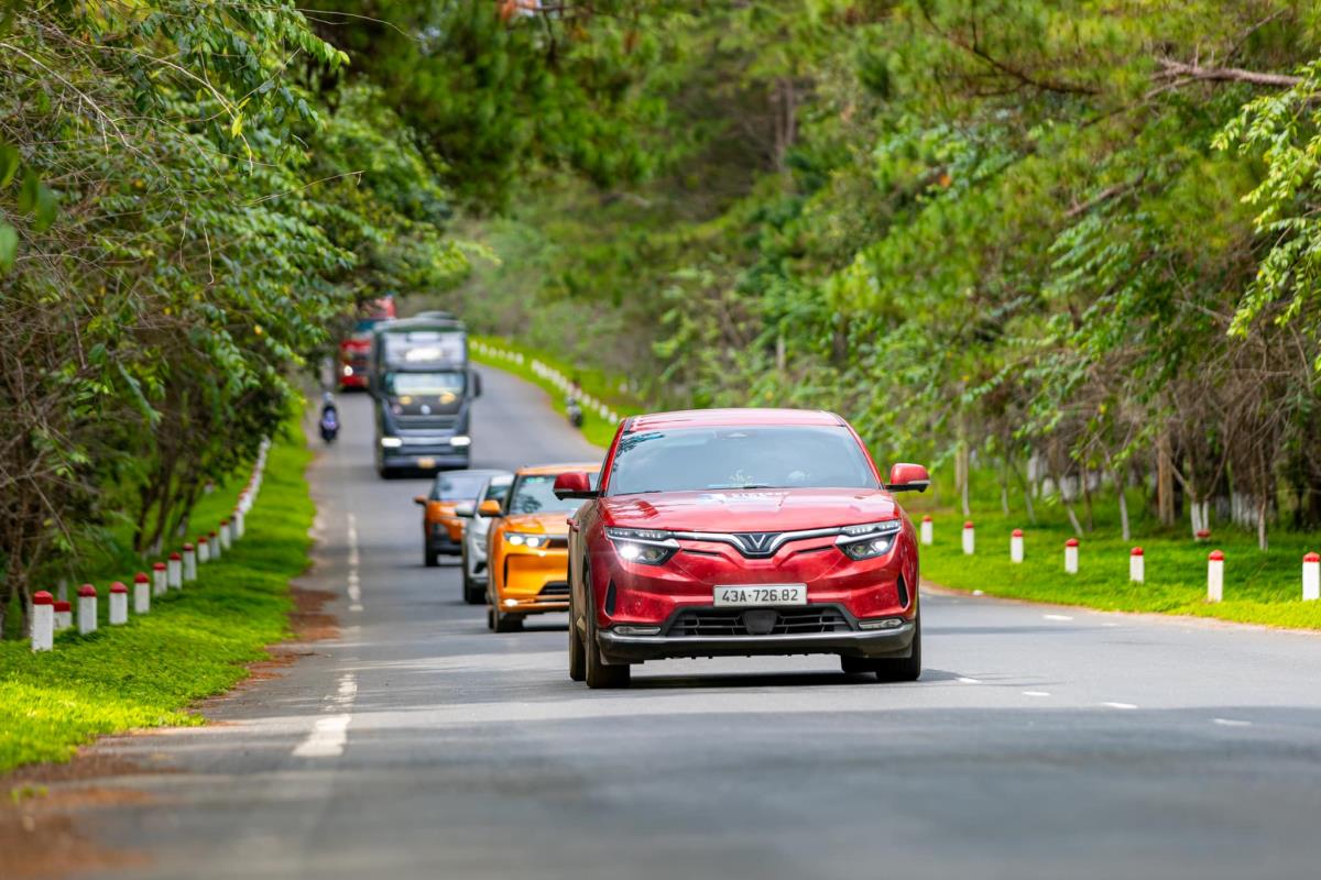 Hành trình xuyên Việt 1.800 km bằng xe điện: từ hoài nghi đến tin tưởng