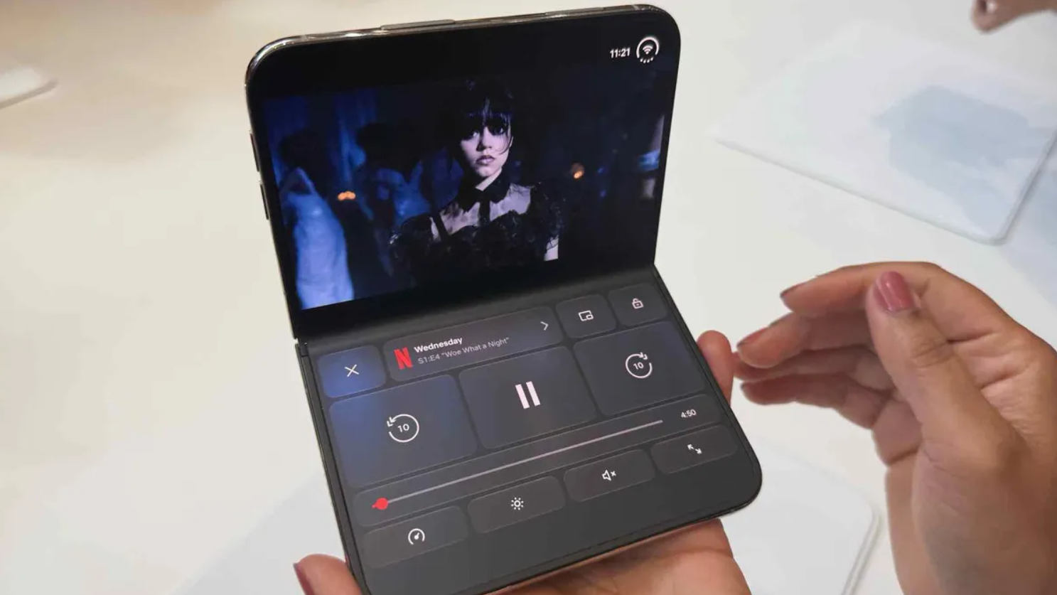 iPhone Duo vs Galaxy Z Fold 8: thiết kế, phần mềm và hiệu năng